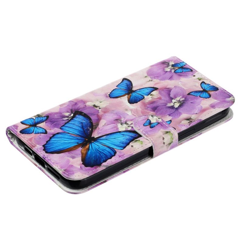 Kožený Kryt iPhone 16 Plus Motýli A Fialové Květiny S Popruhem